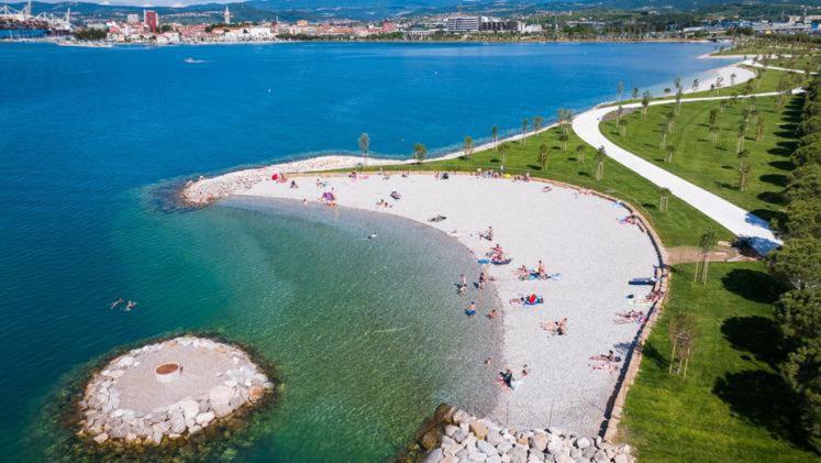 Aegida Beachfront Apartment Capodistria Esterno foto