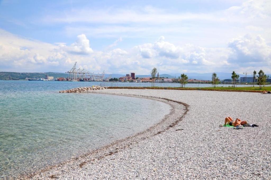 Aegida Beachfront Apartment Capodistria Esterno foto